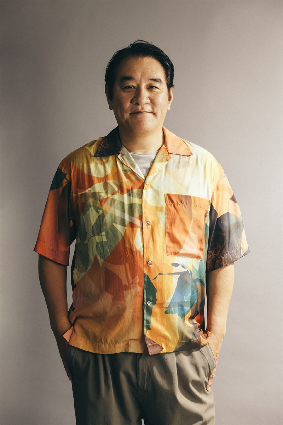 松岡昌宏『はがきの王様』メインビジュアル解禁　松田好花、ピエール瀧らのソロショットも