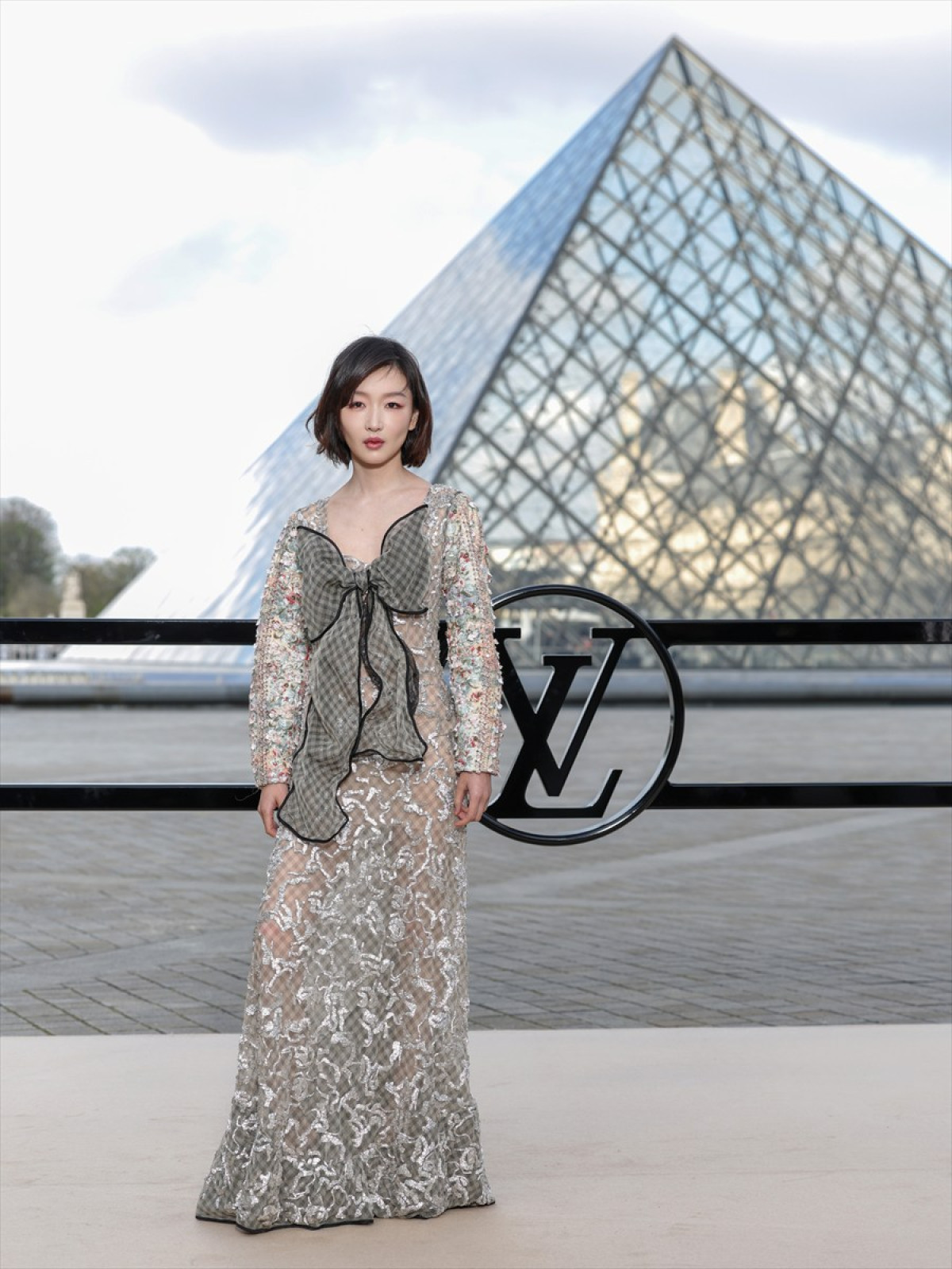 アナ・デ・アルマス、ルイ・ヴィトンのショーでキュートなメガネ姿披露　中条あやみ&BLACKPINKリサらも来場