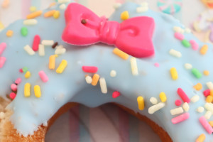 東京ディズニーランドの“青いドーナツ”食べてみた！　スッキリとした後味で食べやすい意外な味わい＜実物レポ＞
