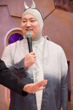 新番組『アリフォルニア』記者会見に出席した兎（ロングコートダディ）