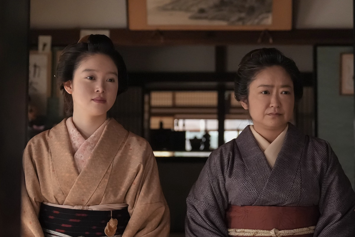 明日の『ばけばけ』“トキ”高石あかり＆“ヘブン”トミー・バストウ、夕陽を眺めながら語り合う