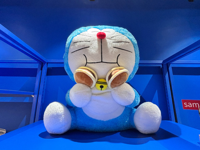 100％ドラえもん＆フレンズ ドラえもん ジャンボぬいぐるみ フォト特集】「100％ドラえもん＆フレンズ in 東京」会場限定グッズ