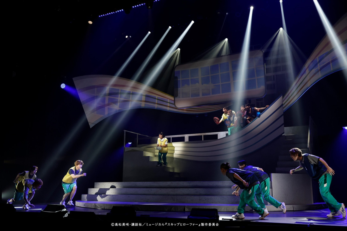 清水美依紗×吉高志音W主演ミュージカル『スキップとローファー』舞台写真到着　キャストメッセージも