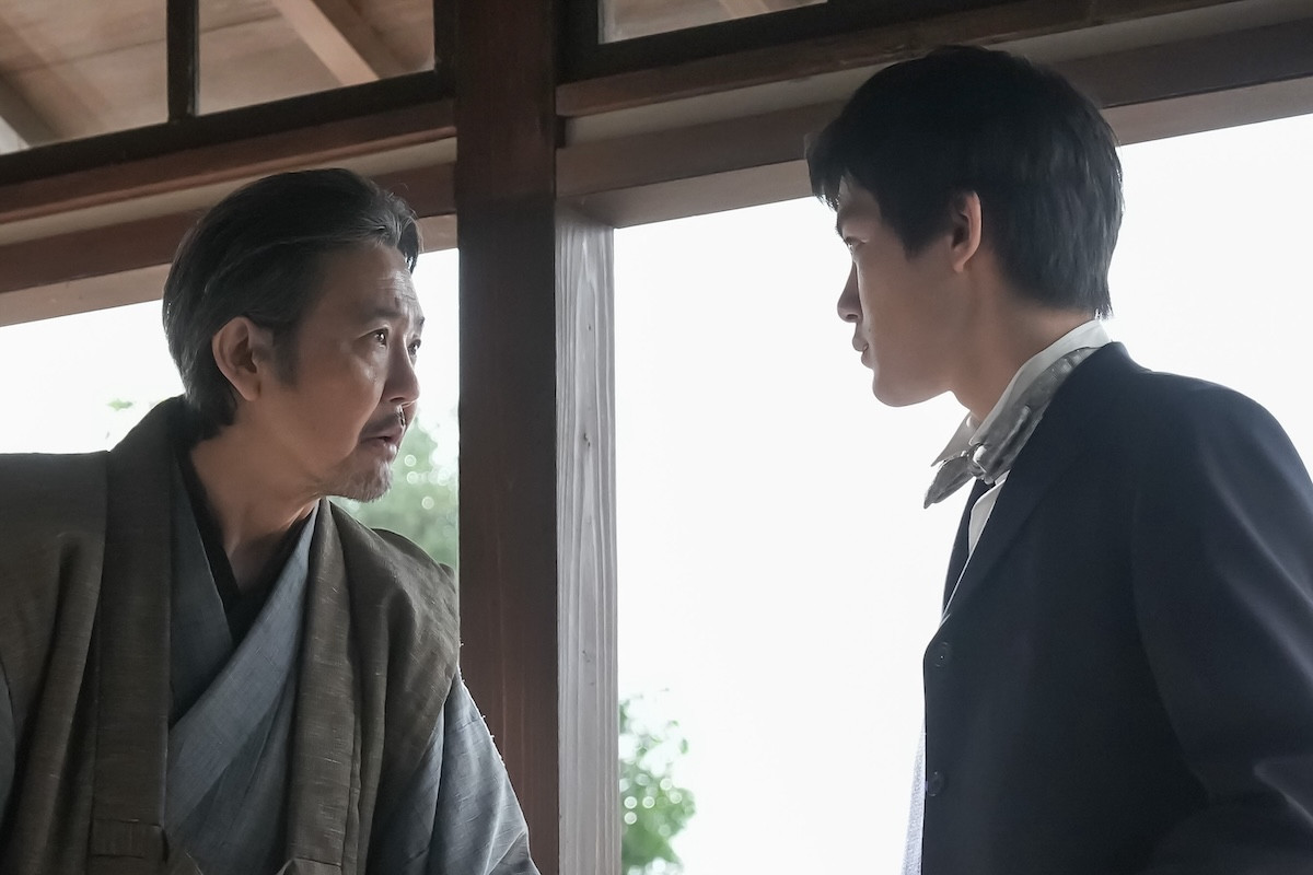 明日の『ばけばけ』“ヘブン”トミー・バストウ、“司之介”岡部たかしと秘密を共有