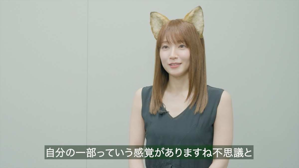 吉岡里帆が約4年ぶりに“どんぎつね”に！　黒ドレスで鰹節に溺れる「日清のどん兵衛」新CM公開