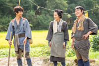 連続テレビ小説『風、薫る』第1回に登場したつぶやきシロー（一番右）