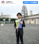 鈴木楽、小学校の卒業を報告　※「鈴木楽・誉」公式Instagram