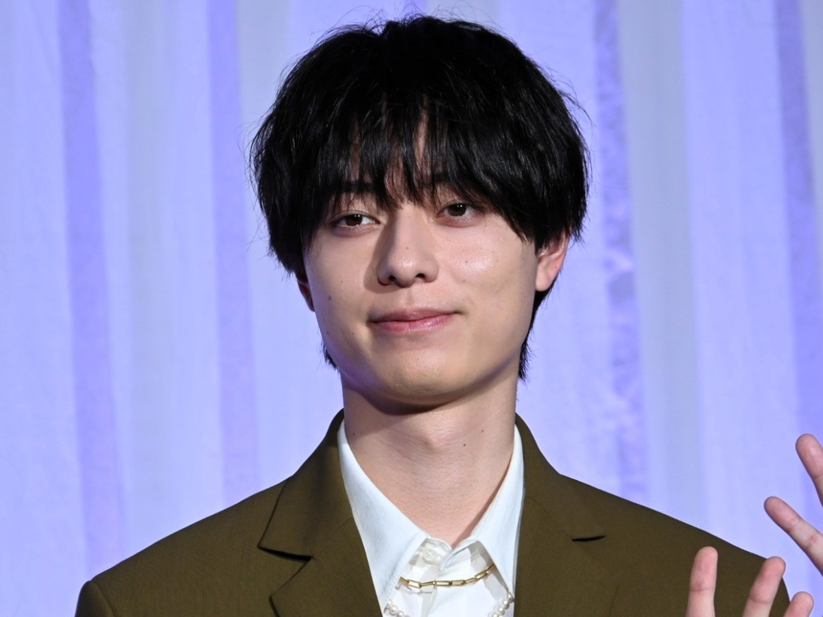 麻生久美子、波瑠に“差し入れ”をしまくる　その理由とは　