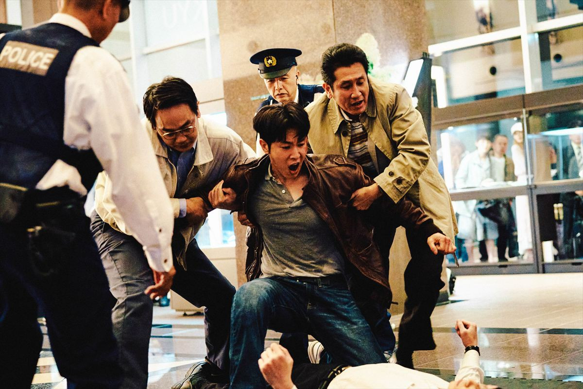 『TOKYO BURST』水上恒司・東方神起ユンホ・渋川清彦ら警察チームの活躍を激写！　場面写真解禁