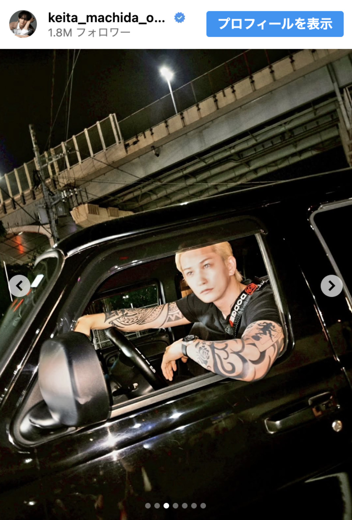 人気イケメン俳優、ごりごりタトゥー姿　“愛犬”と戯れるギャップに「メロメロな表情がいい」