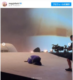 ジャスティン・ビーバーに呼ばれステージに向かうビリー・アイリッシュ　※「マギー・ベアード」Instagram
