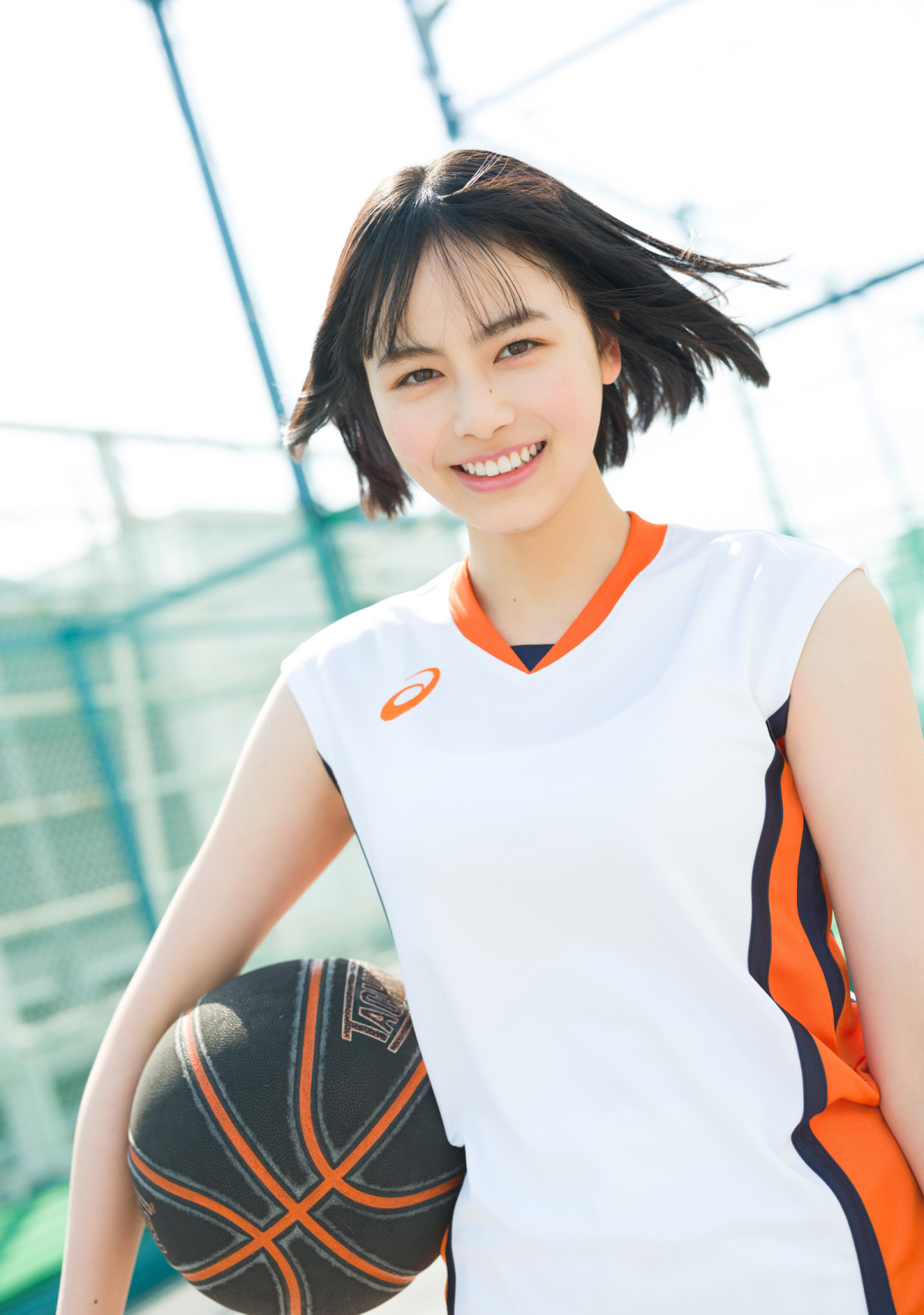 ソフバンCMで話題の美少女16歳、キュートな制服姿にバスケユニフォーム姿も