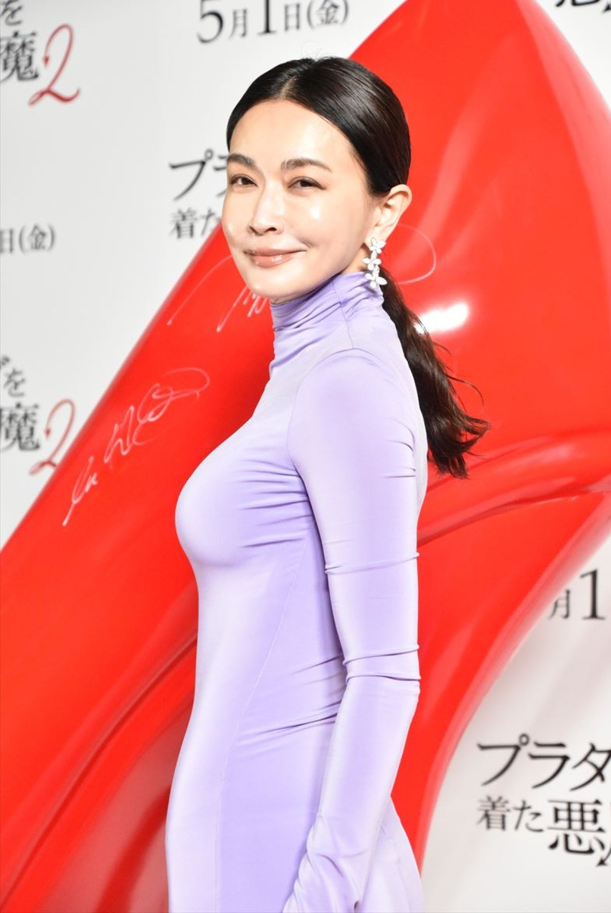 TWICE・MOMO＆SANA『プラダを着た悪魔２』をイメージした真っ赤なドレスで登場！ジャパンアンバサダーに就任