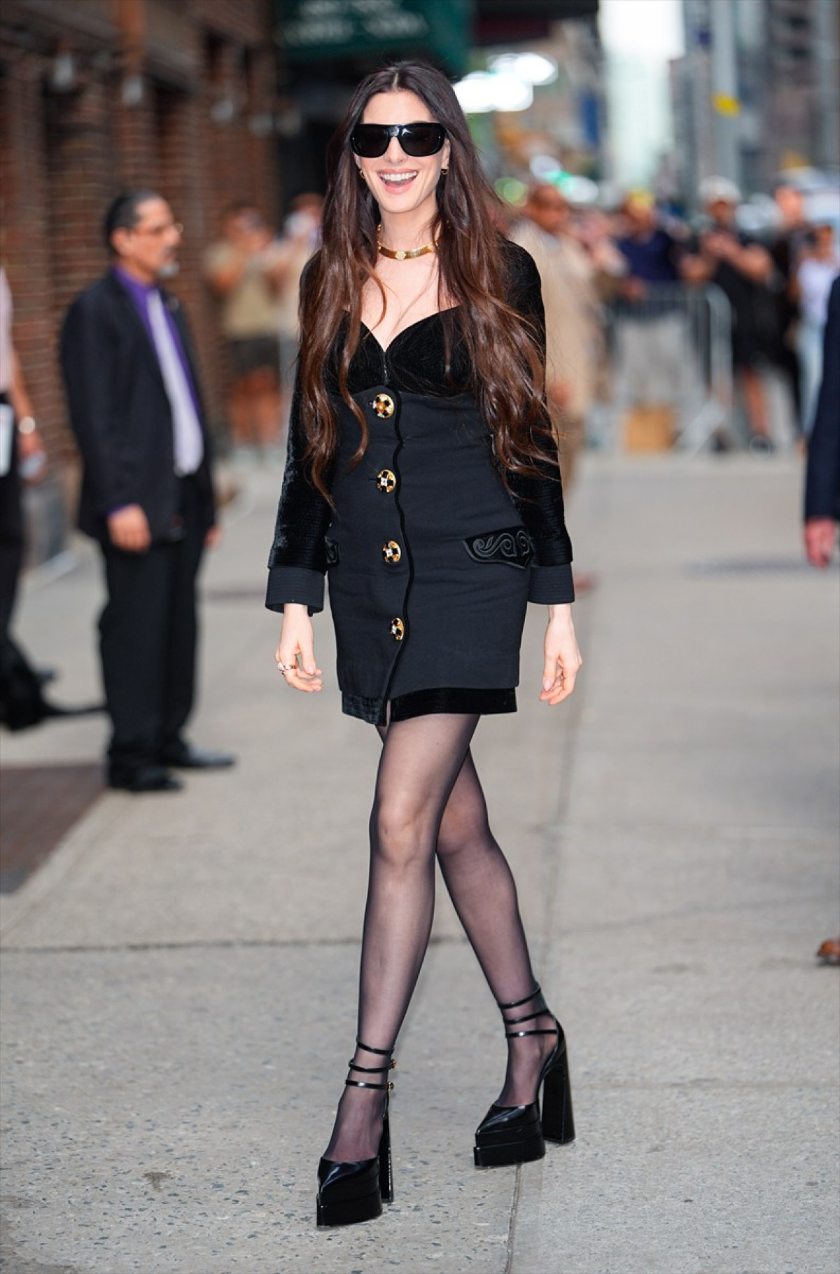 アン・ハサウェイ、ミニワンピ＆厚底コーデでスタジオ入り