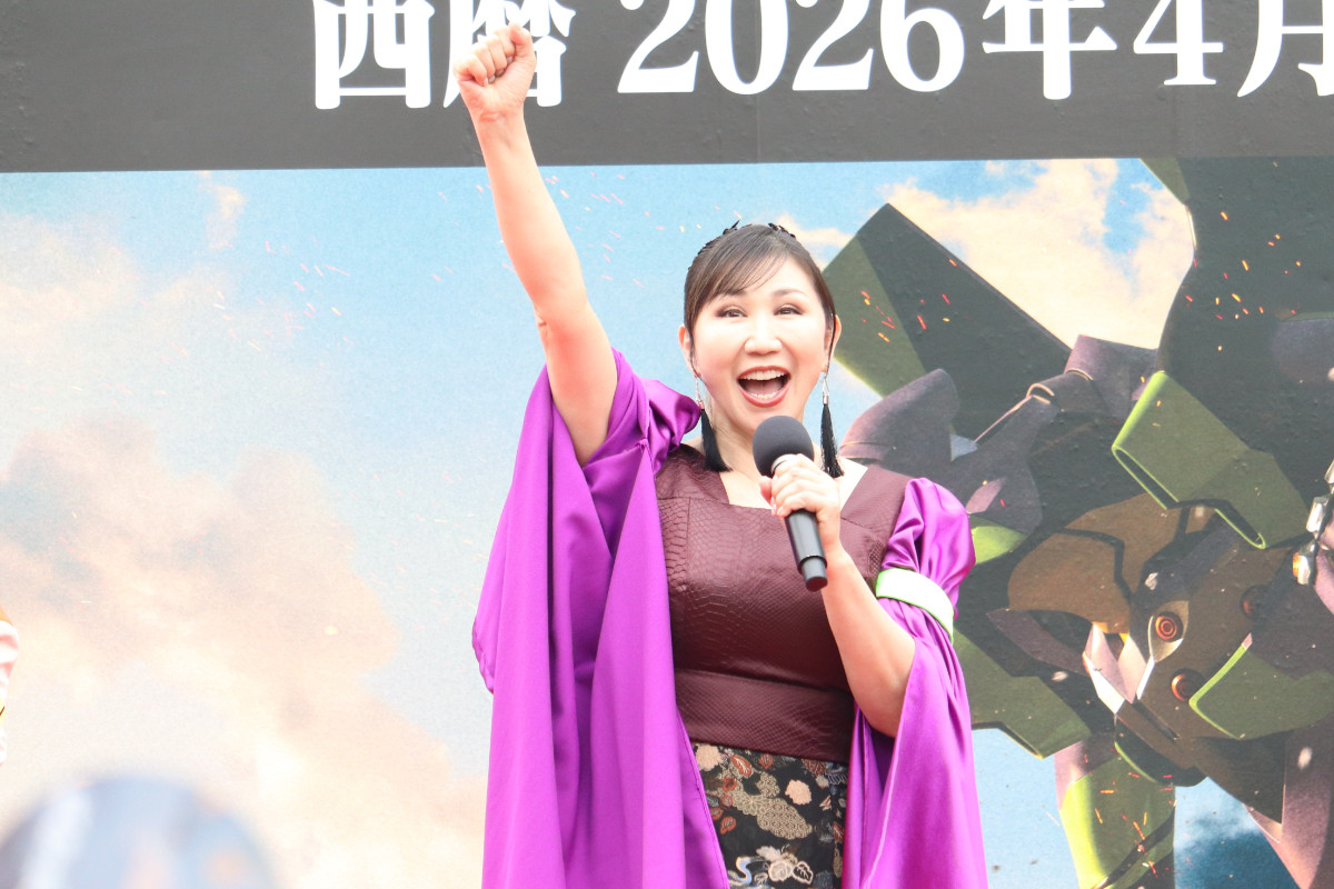  高橋洋子、“エヴァンゲリオン”風衣装でファンの前に登場！　「迎撃要塞都市 ハウステンボス」開幕を宣言＜取材レポ＞