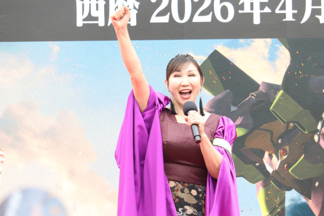  高橋洋子、“エヴァンゲリオン”風衣装でファンの前に登場！　「迎撃要塞都市 ハウステンボス」開幕を宣言＜取材レポ＞