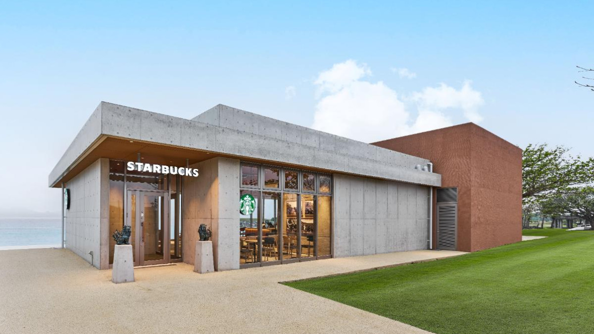 スタバ、沖縄に“オーシャンビュー”を楽しむ新店舗が誕生 