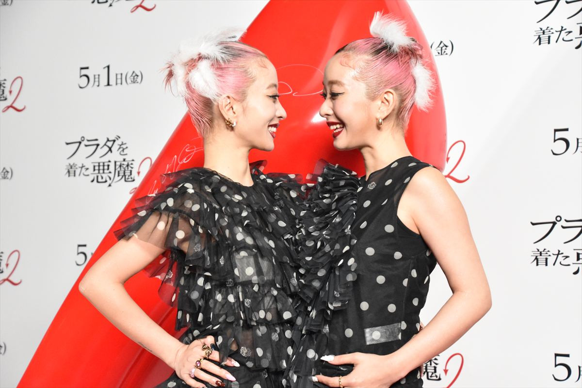 TWICE・MOMO＆SANA『プラダを着た悪魔２』をイメージした真っ赤なドレスで登場！ジャパンアンバサダーに就任