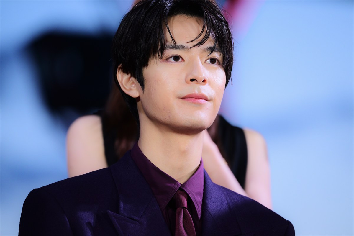 Snow Man目黒蓮、一時帰国でレッドカーペットに登場　雨のち虹も出現