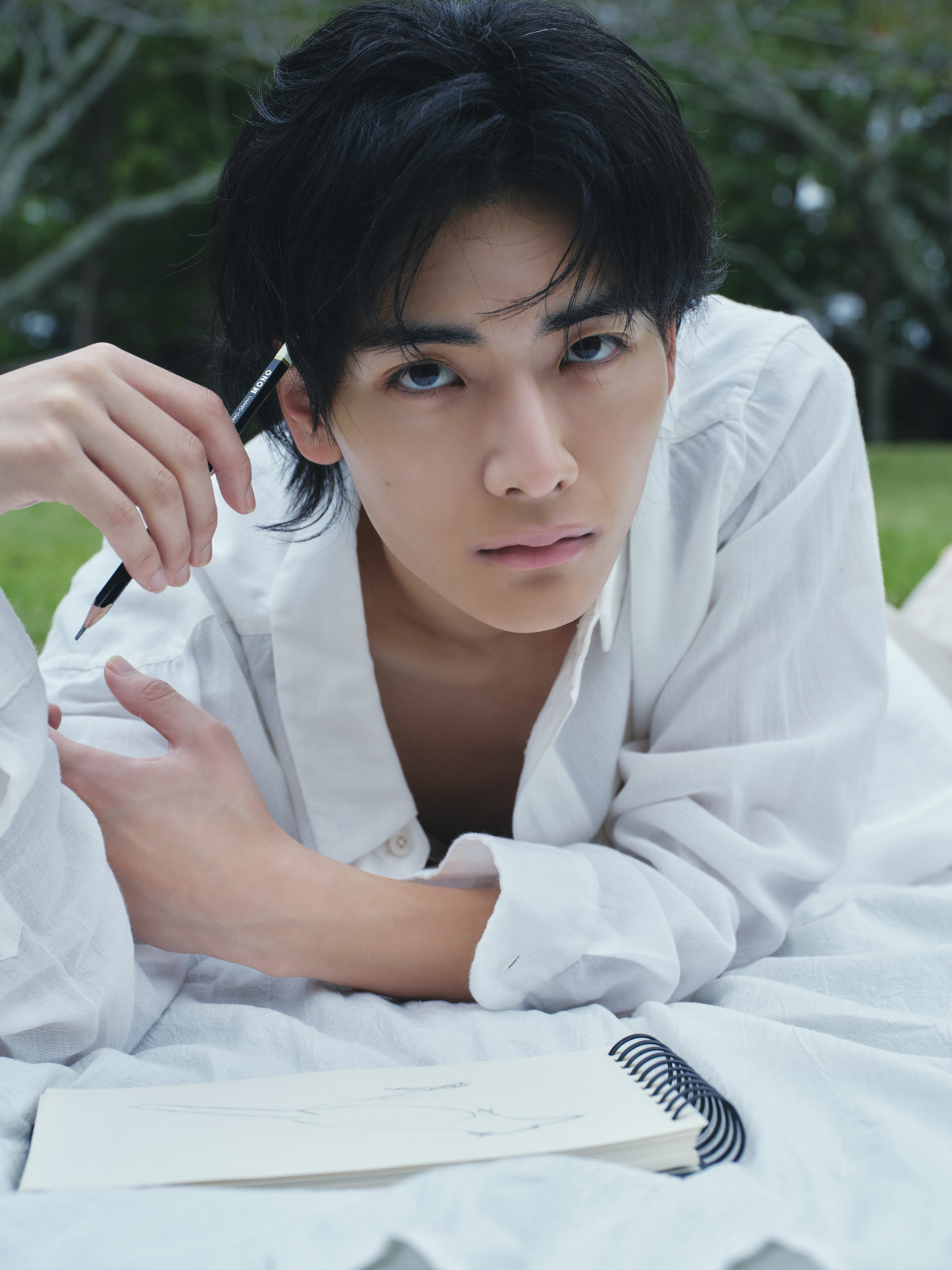 ゲンジブ・武藤潤の「変幻⾃在の美」さく裂！　写真集「燕⾶」購⼊特典カット6点解禁