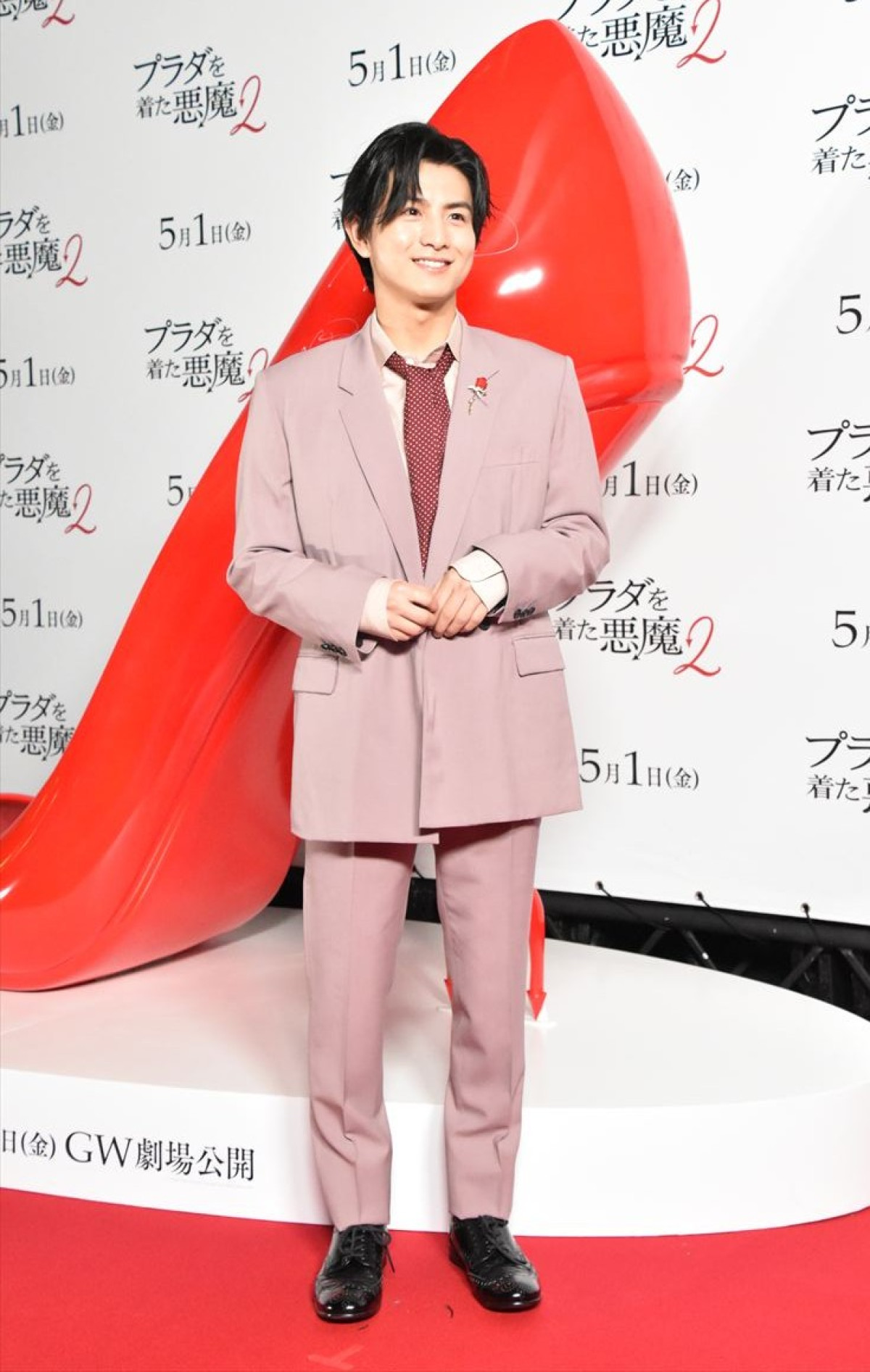 TWICE・MOMO＆SANA『プラダを着た悪魔２』をイメージした真っ赤なドレスで登場！ジャパンアンバサダーに就任