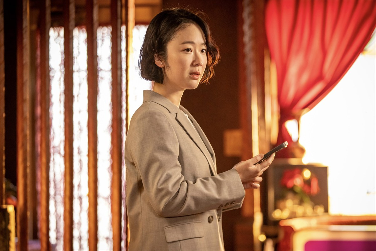 『銀河の一票』第2話 “茉莉”黒木華、“あかり”野呂佳代からスナックのママになったいきさつを聞かされる