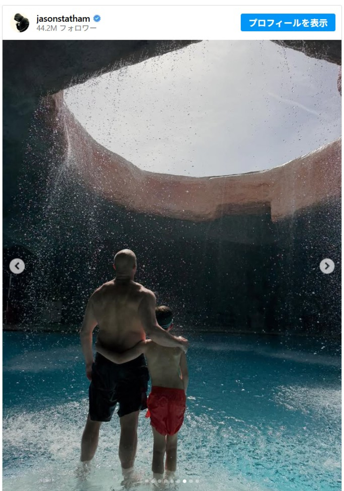 ジェイソン・ステイサム、子どもたちとプールでバカンス　ほほえましい親子ショットをシェア