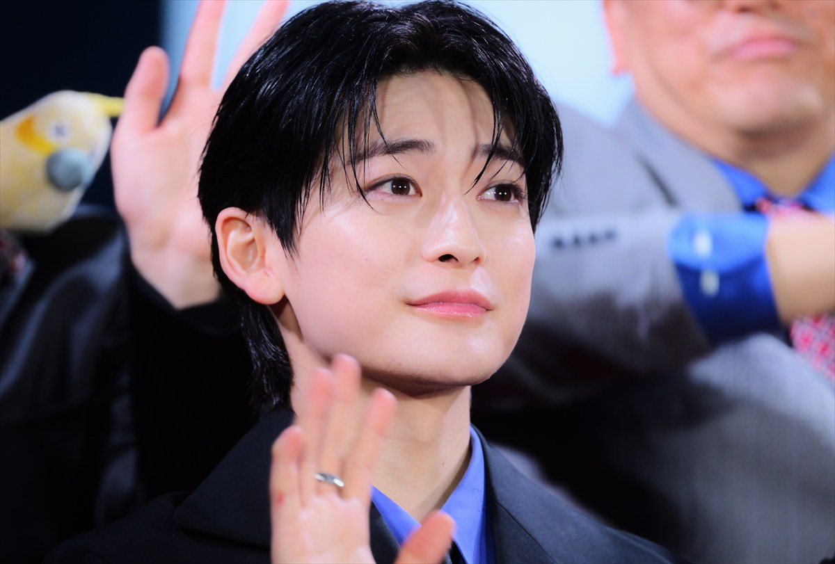 Snow Man目黒蓮、一時帰国でレッドカーペットに登場　雨のち虹も出現