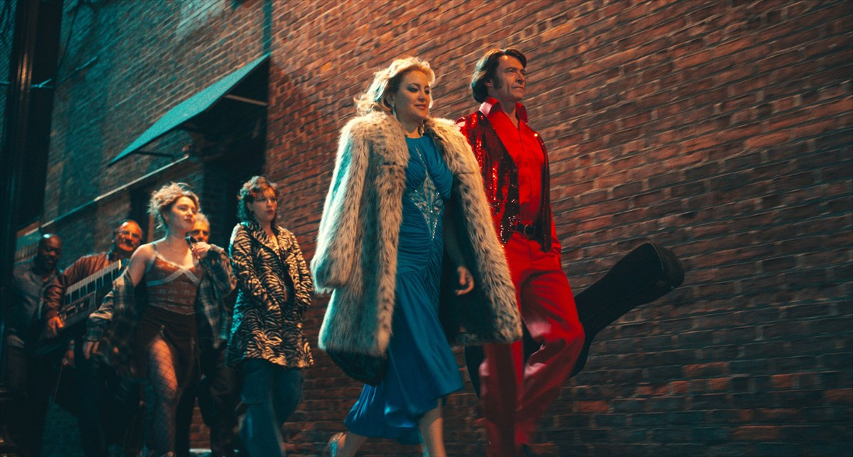 映画『ソング・サング・ブルー』ヒュー＆ケイトのライブ感あふれる本編歌唱シーン解禁