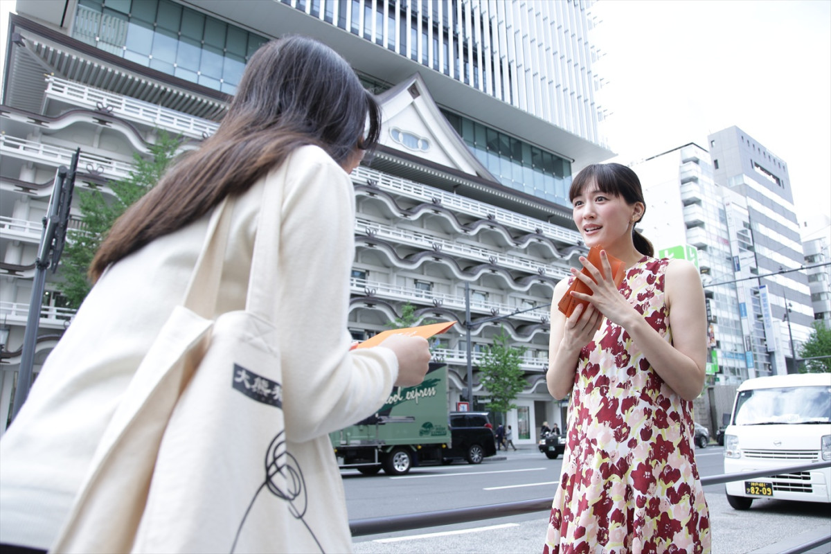 『人はなぜラブレターを書くのか』綾瀬はるかが道頓堀グリコサインにラブレター届ける！　大阪で舞台あいさつ実施