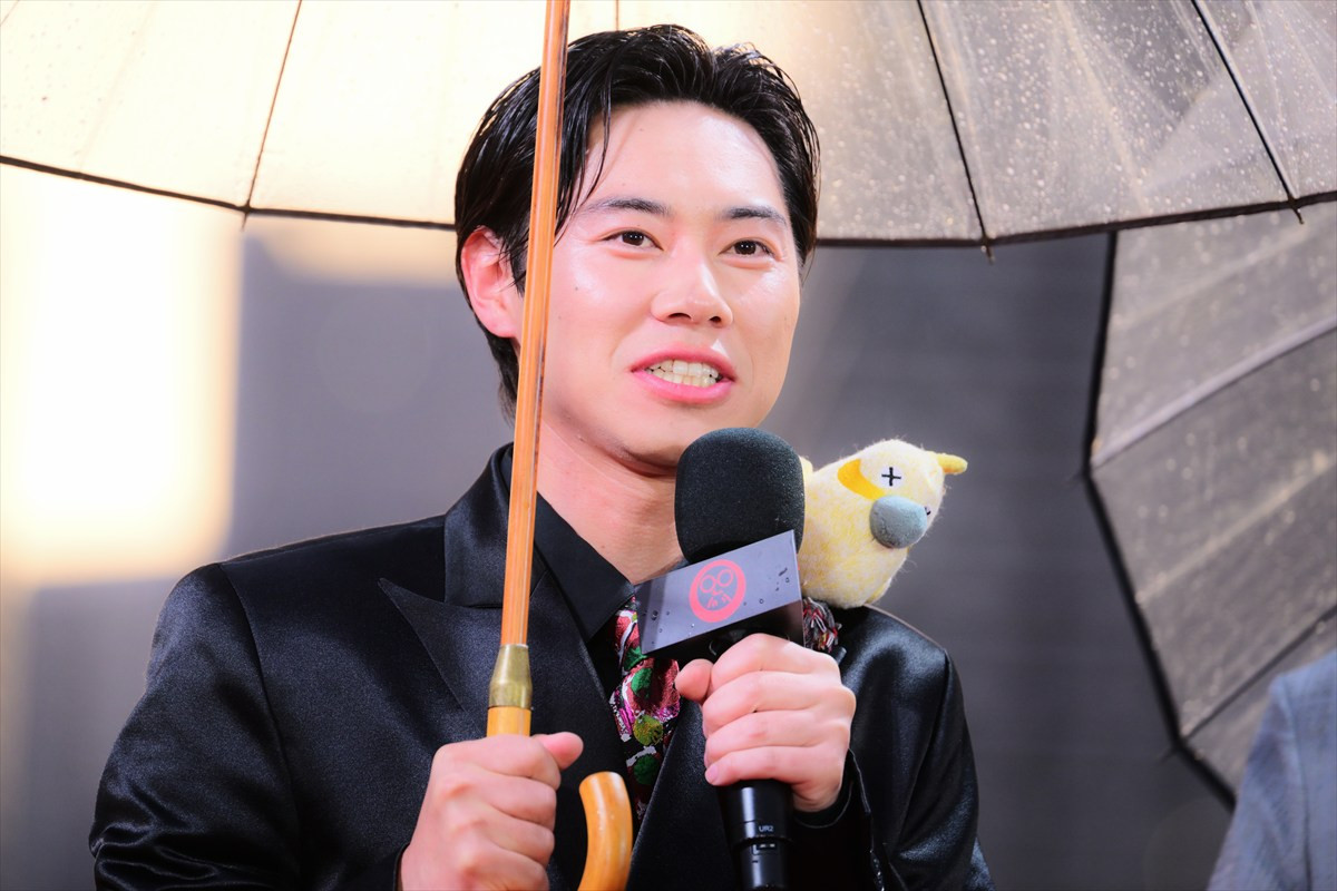 Snow Man目黒蓮、一時帰国でレッドカーペットに登場　雨のち虹も出現