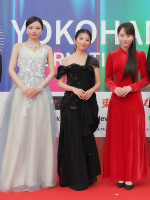 「第4回横浜国際映画祭」レッドカーペットに登場した（左から）川口ゆりな、田中麗奈、本田望結