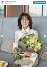 娘たちに母の日のお祝いを受ける柏木由紀子　※「柏木由紀子」Instagram