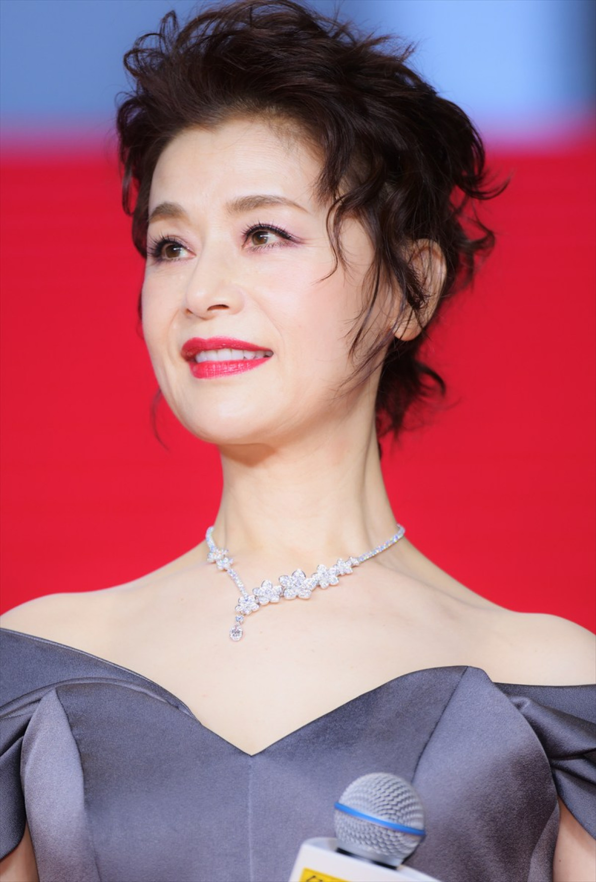 舘ひろし、ドレス姿の西野七瀬を華麗にエスコート！ 「この映画は西野君にかかっています」