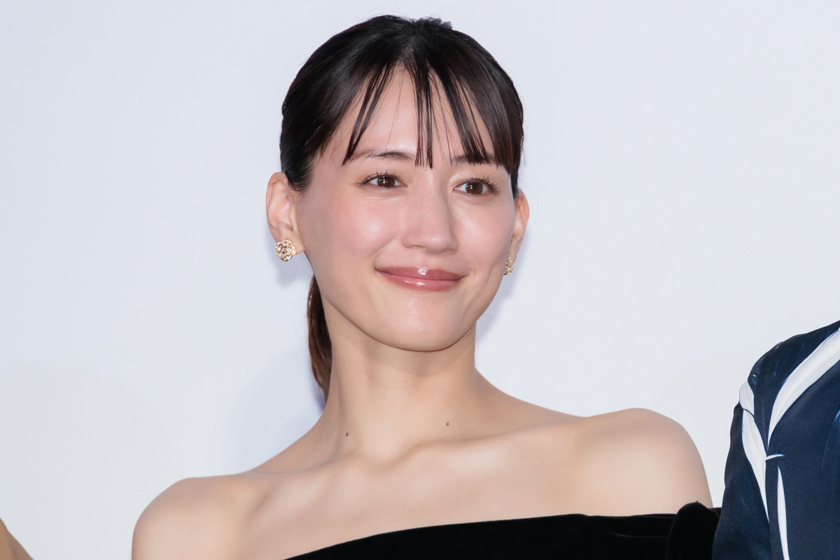 綾瀬はるか、肩出しブラックドレスで登場　千鳥・大悟は膝枕シーンを回顧「にやつかないのは相当すごいこと」