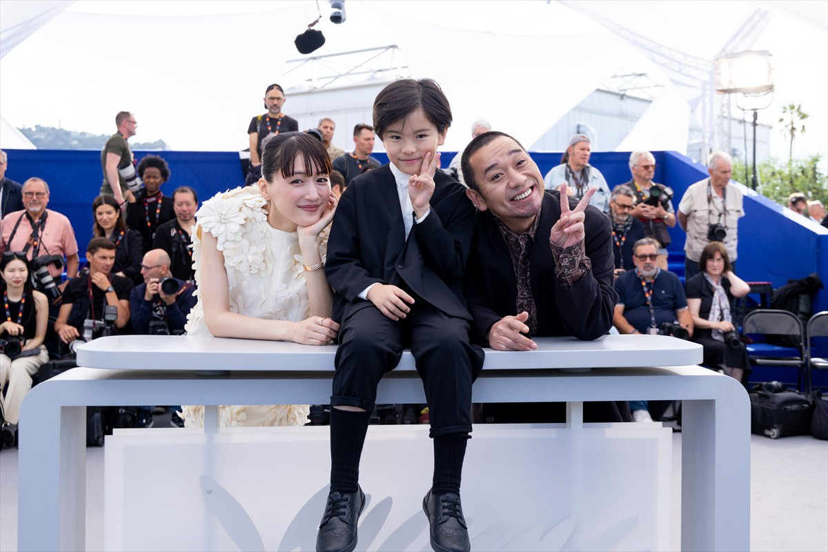 綾瀬はるか、フラワーモチーフの“大人かわいい”白ドレスで登場　カンヌの青空バックに笑顔