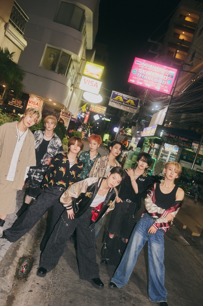 『MAZZEL 1st photobook with ZEAL』表紙カット