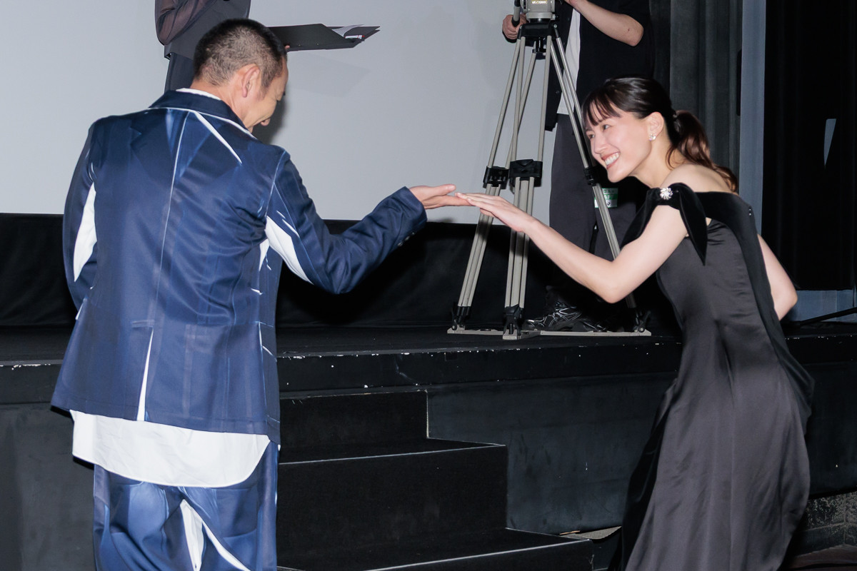 綾瀬はるか、肩出しブラックドレスで登場　千鳥・大悟は膝枕シーンを回顧「にやつかないのは相当すごいこと」