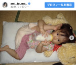 當真あみ、“変な体勢で寝ていた”幼少期ショットを披露　※「當真あみ」Instagram