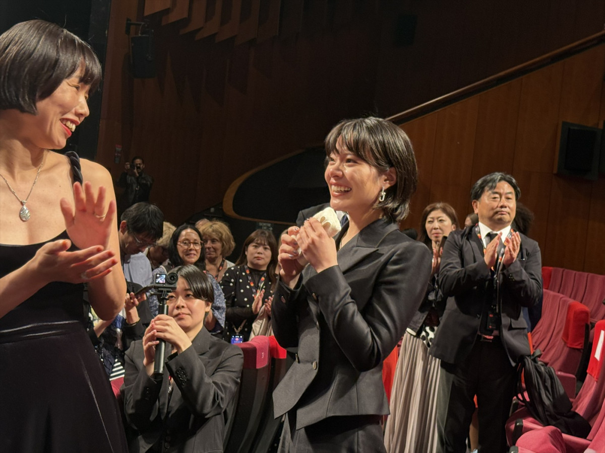 岸井ゆきのがカンヌ初参加！　映画『すべて真夜中の恋人たち』公式上映のスタオベに浅野忠信がガッツポーズ