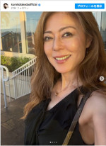武田久美子57歳、ワキがチラリ　黒いノースリーブワンピ姿　娘との旅行を満喫中　※「武田久美子」Instagram