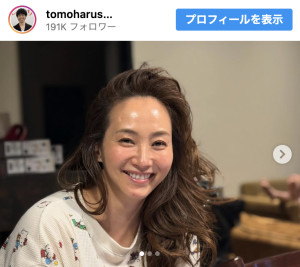 部屋着姿で笑顔を見せる藤本美貴　※「庄司智春」Instagram