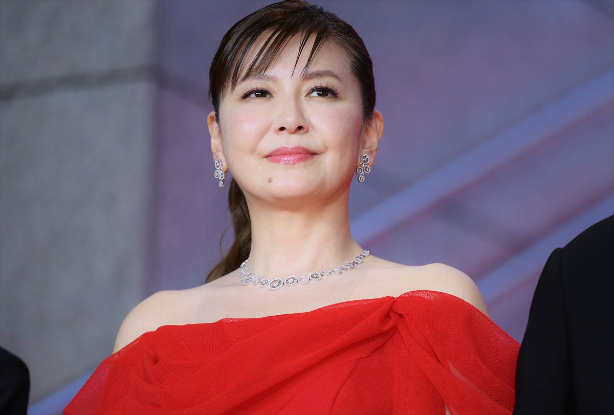 舘ひろし、ドレス姿の西野七瀬を華麗にエスコート！ 「この映画は西野君にかかっています」