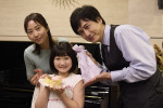 ドラマ『今夜、秘密のキッチンで』のクランクアップを迎えた（左から）木南晴夏、吉田萌果、中村俊介