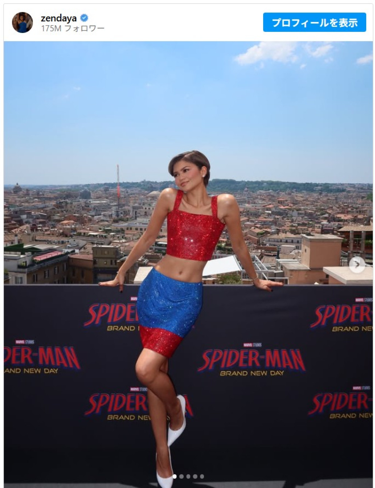 ゼンデイヤ、スパイダーマンカラーのドレス姿　トムホにキスされる写真にファン大興奮
