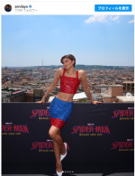 スパイダーマンカラーのドレス姿　※「ゼンデイヤ」Instagram
