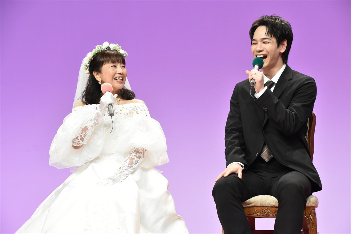 かたせ梨乃、ウエディングドレス姿で豆原一成と“結婚式”再現　「こんなダイナマイトな役は初めて」