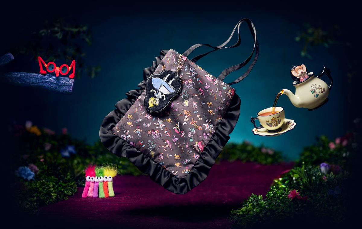 ディズニーストアに『ふしぎの国のアリス』75周年記念コレクション! 「ANNA SUI」との共同企画商品も展開