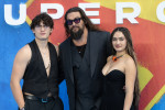 ジェイソン・モモアと息子ナコア・ウルフ＆娘ローラ