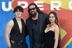 ジェイソン・モモアと息子ナコア・ウルフ＆娘ローラ